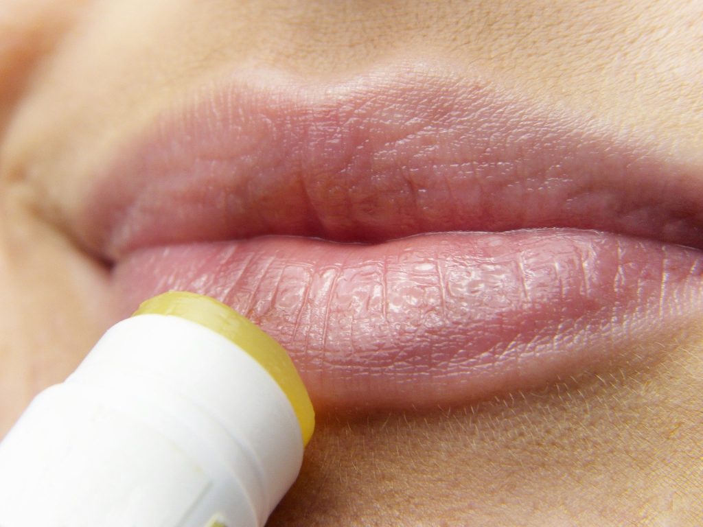 kako šminkom povećati usne
